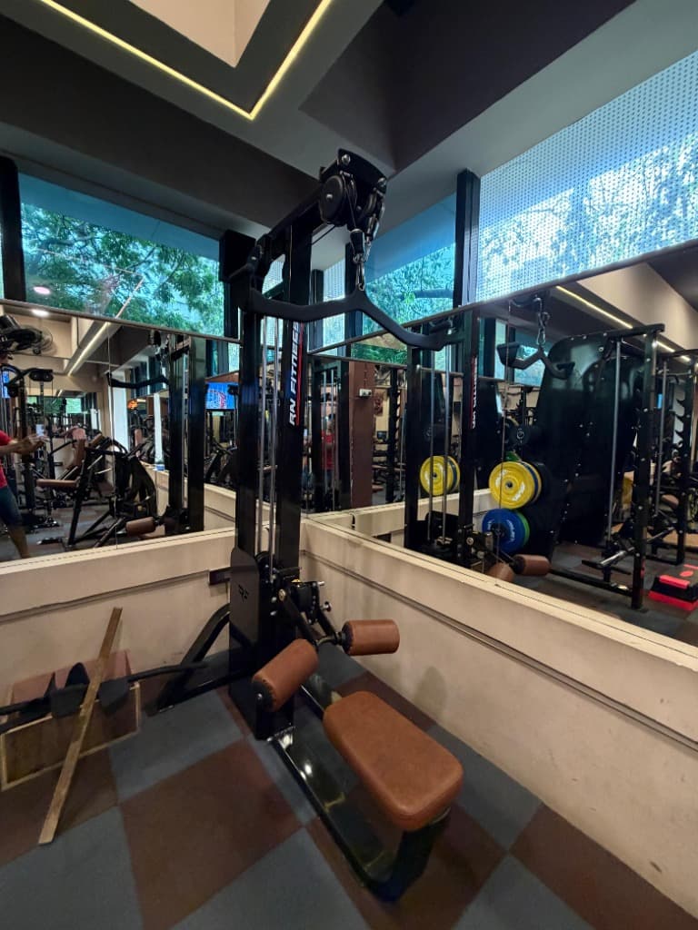 Heavy-Duty Lat Pulldown Station